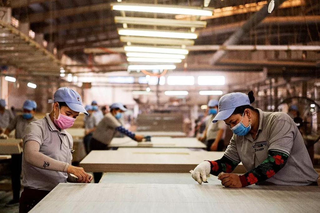 在越南最大高端出口家具制造商凯胜股份位于平阳省的1号厂区,工人正在